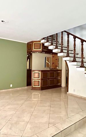 Casa para alugar com 270m², 5 quartos e 5 vagas Casa para alugar com 270m², 5 quartos e 5 vagasSala