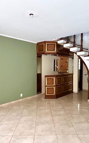 Casa para alugar com 270m², 5 quartos e 5 vagas Casa para alugar com 270m², 5 quartos e 5 vagasSala