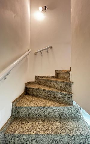 Casa para alugar com 113m², 2 quartos e 2 vagas Casa para alugar com 113m², 2 quartos e 2 vagasEscada