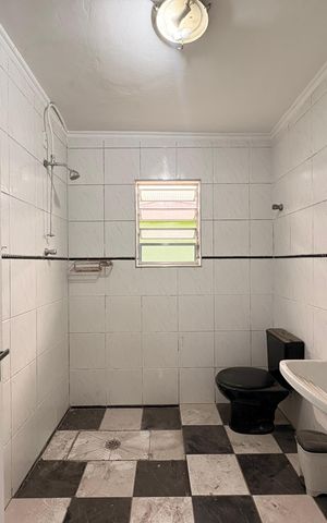 Casa à venda com 182m², 4 quartos e 1 vaga Casa à venda com 182m², 4 quartos e 1 vagaBanheiro/ lavanderia