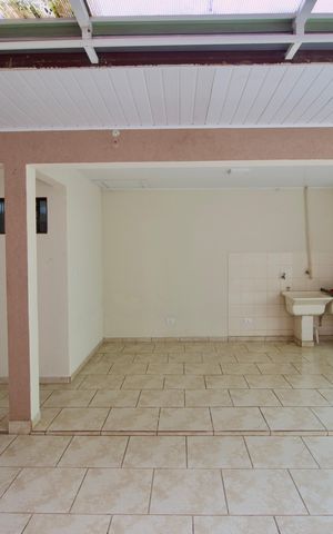 Casa à venda com 266m², 4 quartos e 5 vagas Casa à venda com 266m², 4 quartos e 5 vagasLavanderia