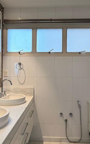 Apartamento à venda com 270m², 4 quartos e 3 vagas Apartamento à venda com 270m², 4 quartos e 3 vagasBanheiro suite master
