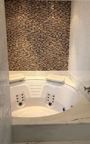 Apartamento à venda com 270m², 4 quartos e 3 vagas Apartamento à venda com 270m², 4 quartos e 3 vagasBanheiro suite master