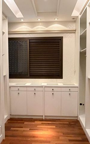 Apartamento à venda com 270m², 4 quartos e 3 vagas Apartamento à venda com 270m², 4 quartos e 3 vagasCloset