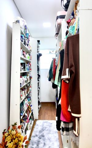 Casa à venda com 125m², 4 quartos e 2 vagas Casa à venda com 125m², 4 quartos e 2 vagasCloset