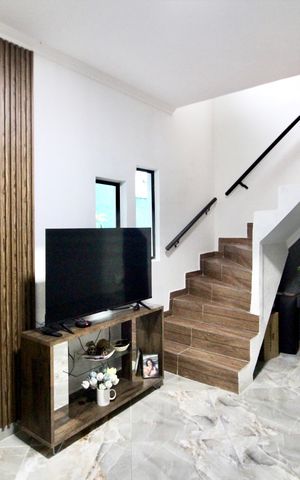 Casa à venda com 125m², 4 quartos e 2 vagas Casa à venda com 125m², 4 quartos e 2 vagasSala
