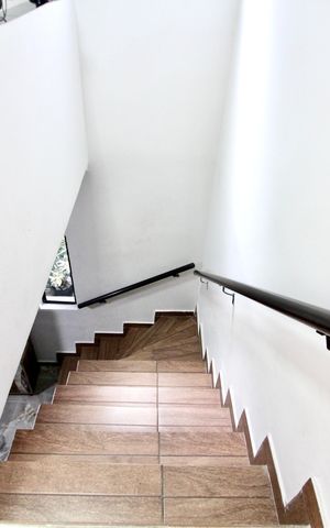 Casa à venda com 125m², 4 quartos e 2 vagas Casa à venda com 125m², 4 quartos e 2 vagasEscada