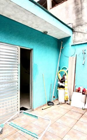 Casa à venda com 125m², 4 quartos e 2 vagas Casa à venda com 125m², 4 quartos e 2 vagasVaranda
