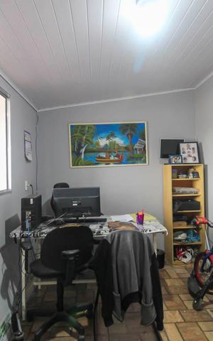 Casa à venda com 215m², 4 quartos e 2 vagas Casa à venda com 215m², 4 quartos e 2 vagasEscritorio