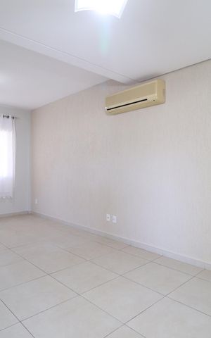 Casa de condomínio para alugar com 350m², 4 quartos e 4 vagasSala