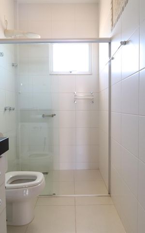 Casa de condomínio para alugar com 350m², 4 quartos e 4 vagasBanheiro do Quarto 1