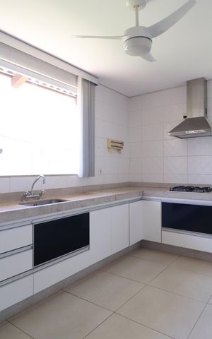 Casa de condomínio para alugar com 350m², 4 quartos e 4 vagasCozinha
