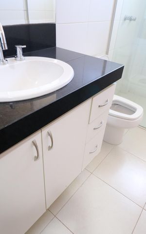Casa de condomínio para alugar com 350m², 4 quartos e 4 vagasBanheiro do Quarto 4