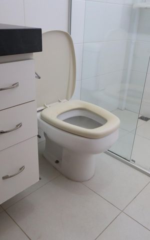 Casa de condomínio para alugar com 350m², 4 quartos e 4 vagasBanheiro Social