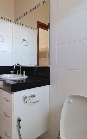 Casa de condomínio para alugar com 350m², 4 quartos e 4 vagasBanheiro do Quarto 1