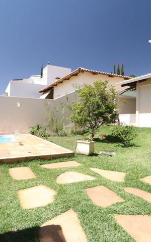 Casa de condomínio para alugar com 350m², 4 quartos e 4 vagasPiscina