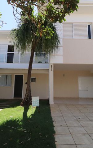 Casa de condomínio para alugar com 350m², 4 quartos e 4 vagasFachada