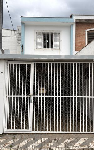 Casa à venda com 113m², 2 quartos e 1 vaga Casa à venda com 113m², 2 quartos e 1 vagaFachada