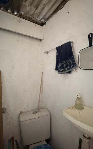 Casa à venda com 170m², 2 quartos e 2 vagas Casa à venda com 170m², 2 quartos e 2 vagasBanheiro do depósito