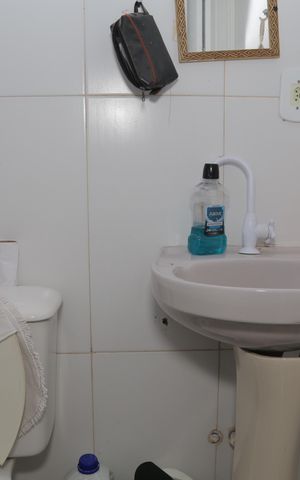 Casa à venda com 60m², 3 quartos e sem vaga Casa à venda com 60m², 3 quartos e sem vagaBanheiro