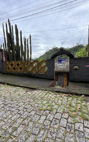 Casa à venda com 335m², 3 quartos e 2 vagas Casa à venda com 335m², 3 quartos e 2 vagasFachada