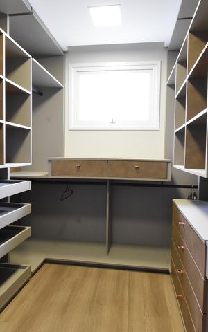 Casa de condomínio para alugar com 411m², 4 quartos e 3 vagasCloset Suíte 1