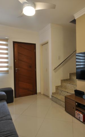 Casa de condomínio à venda com 60m², 2 quartos e 2 vagasSala
