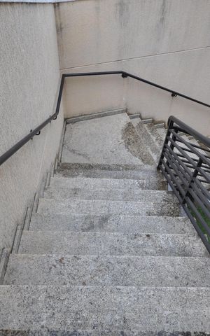 Casa de condomínio à venda com 60m², 2 quartos e 2 vagasEscada de acesso