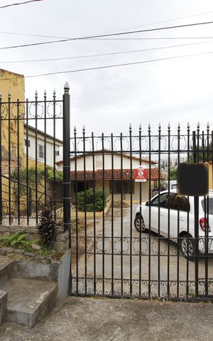 Casa à venda com 365m², 5 quartos e 6 vagasFachada