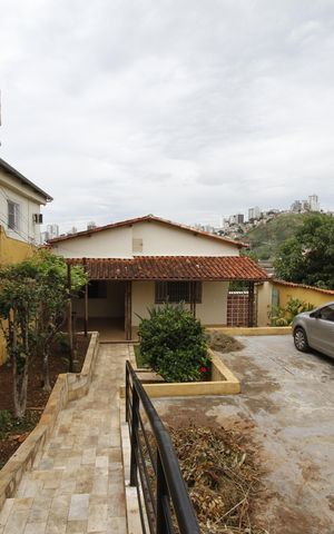 Casa à venda com 365m², 5 quartos e 6 vagasEntrada