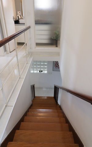 Casa para alugar com 300m², 3 quartos e 5 vagasEscada