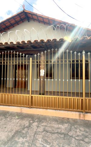 Casa para alugar com 120m², 3 quartos e 2 vagasFachada