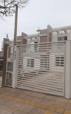 Casa para alugar com 80m², 3 quartos e 2 vagasFachada