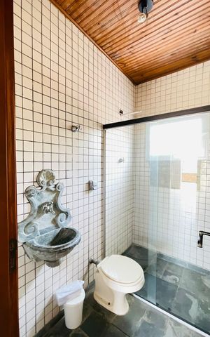 Casa de condomínio para alugar com 368m², 6 quartos e 4 vagas Casa de condomínio para alugar com 368m², 6 quartos e 4 vagasBanheiro