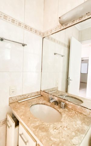 Casa de condomínio para alugar com 100m², 3 quartos e 2 vagas Casa de condomínio para alugar com 100m², 3 quartos e 2 vagasBanheiro da Suíte
