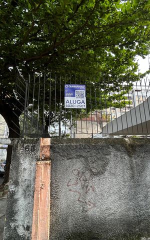 Casa para alugar com 150m², 3 quartos e 2 vagasFachada + placa