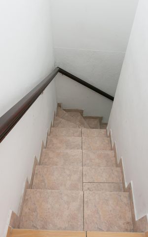 Casa de condomínio à venda com 73m², 2 quartos e 1 vagaEscada 