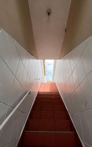 Casa para alugar com 100m², 3 quartos e sem vaga Casa para alugar com 100m², 3 quartos e sem vagaEscada da Entrada