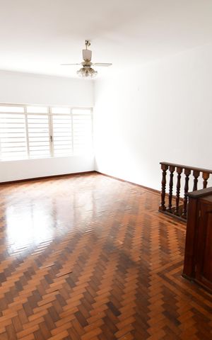 Casa à venda com 240m², 5 quartos e 2 vagasSala