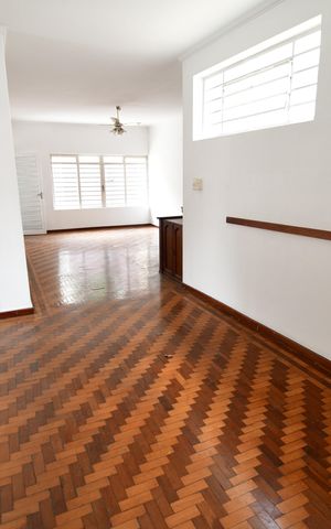 Casa à venda com 240m², 5 quartos e 2 vagasSala