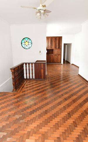 Casa à venda com 240m², 5 quartos e 2 vagasSala