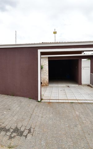 Casa à venda com 240m², 5 quartos e 2 vagasFachada