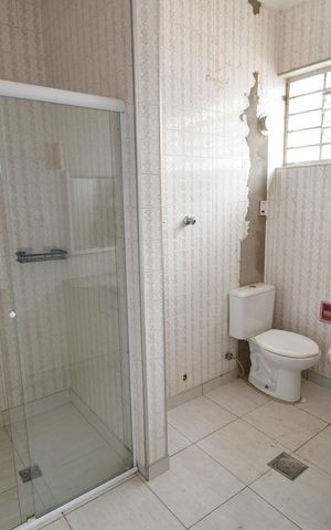 Casa à venda com 240m², 5 quartos e 2 vagasBanheiro