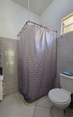 Casa à venda com 60m², 2 quartos e 1 vaga Casa à venda com 60m², 2 quartos e 1 vagaBanheiro