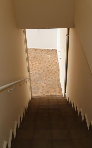 Casa para alugar com 200m², 3 quartos e 5 vagasEscada de acesso