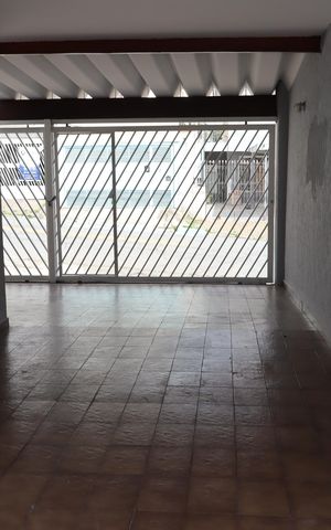 Casa para alugar com 200m², 3 quartos e 5 vagasQuintal