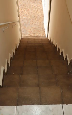 Casa para alugar com 200m², 3 quartos e 5 vagasEscada de acesso