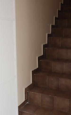 Casa para alugar com 200m², 3 quartos e 5 vagasEscada de acesso