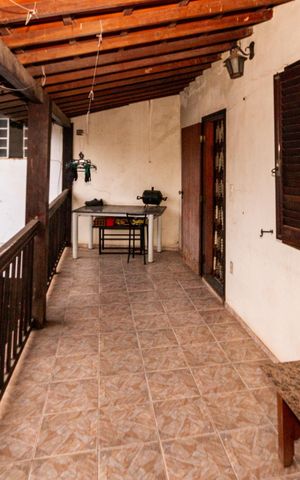 Casa à venda com 900m², 3 quartos e 6 vagas Casa à venda com 900m², 3 quartos e 6 vagasVaranda
