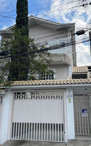 Casa à venda com 209m², 3 quartos e 2 vagas Casa à venda com 209m², 3 quartos e 2 vagasFachada